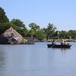 Village Flottant De 롯지