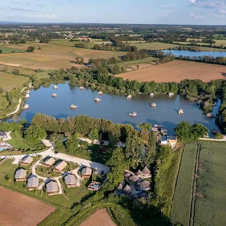 Village Flottant De * Pressac
