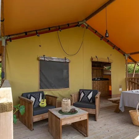 Village Flottant De * Pressac