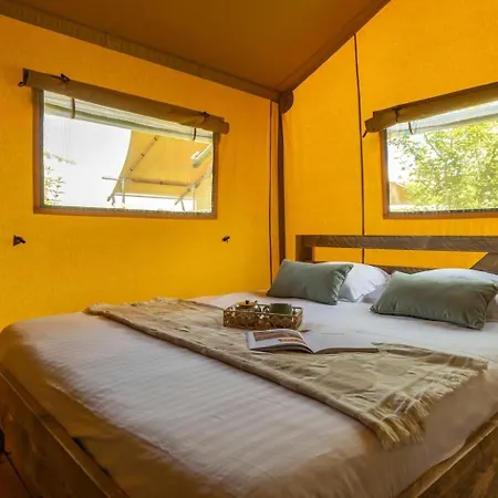 Lodge Village Flottant De *