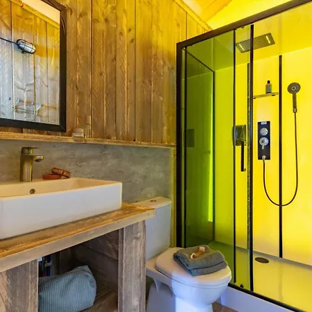 Village Flottant De * Pressac