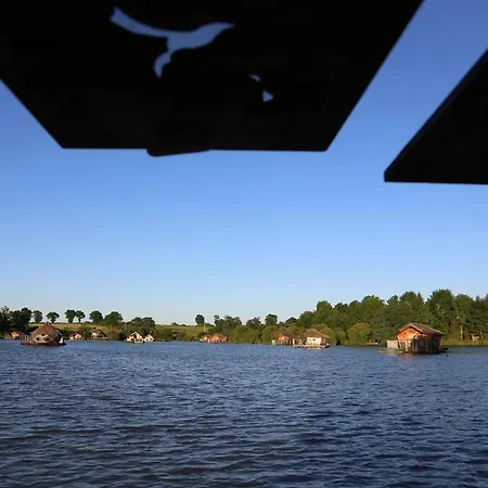 Lodge Village Flottant De *