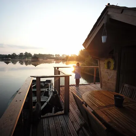 Village Flottant De 山林小屋 Pressac